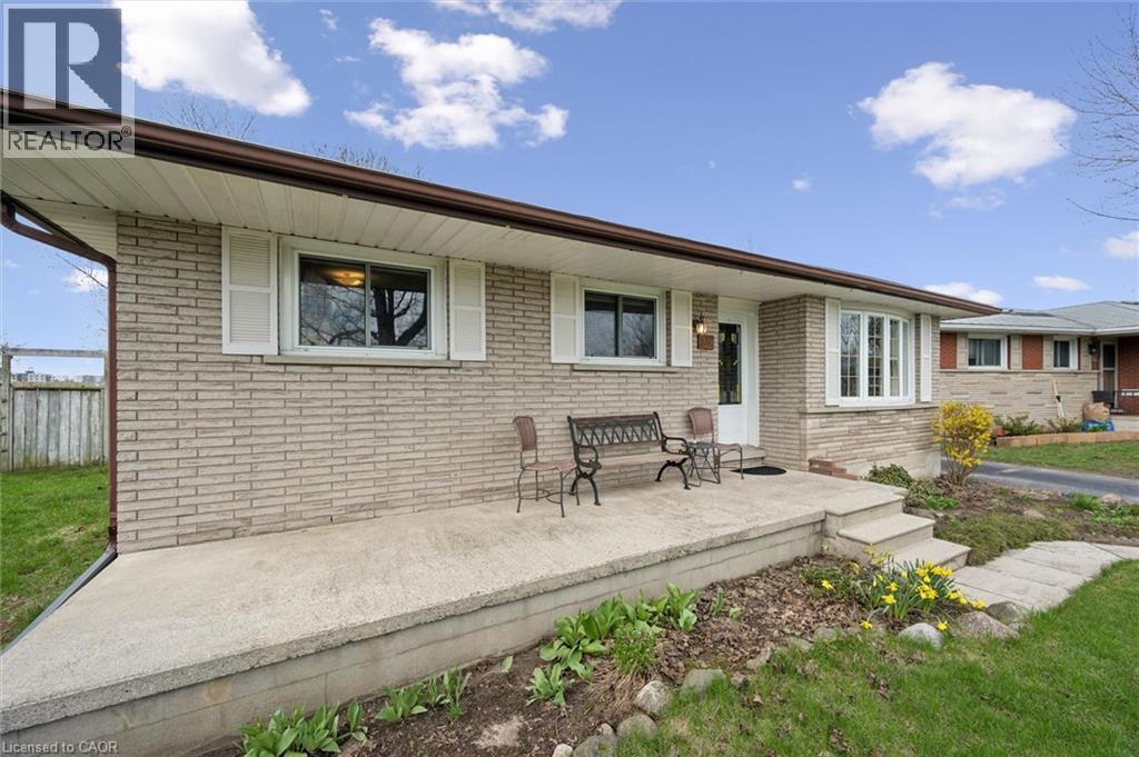 26 Parkhill Court, Kitchener, Ontario  N2C 2C4 - Photo 3 - 40822376
