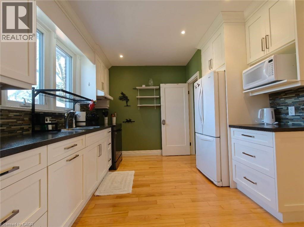 18 Dunbar Road S, Waterloo, Ontario  N2L 2E1 - Photo 12 - 40830762
