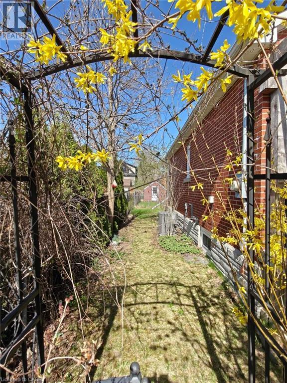 18 Dunbar Road S, Waterloo, Ontario  N2L 2E1 - Photo 4 - 40830762